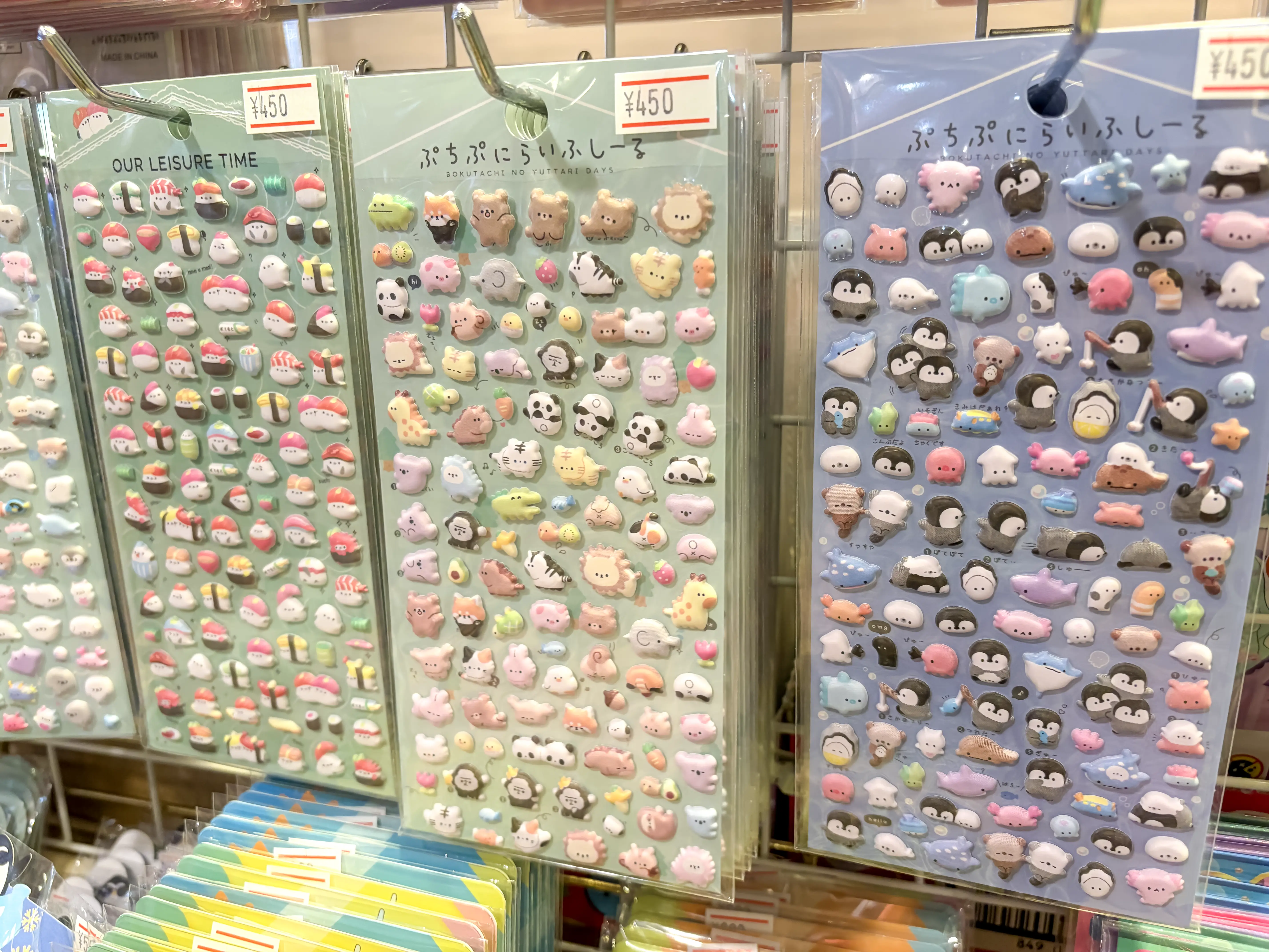 人気のシール販売中