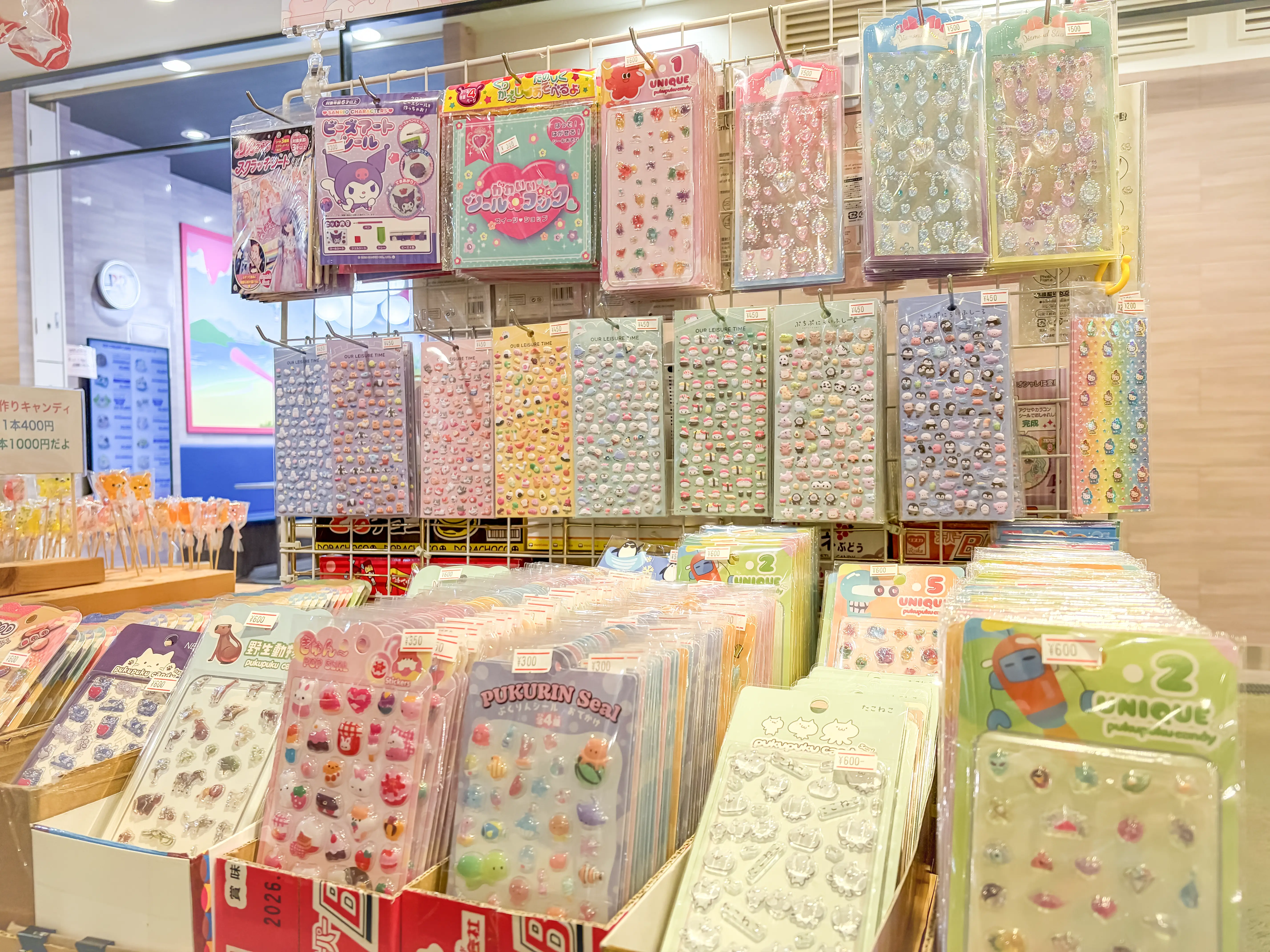 人気のシール販売中